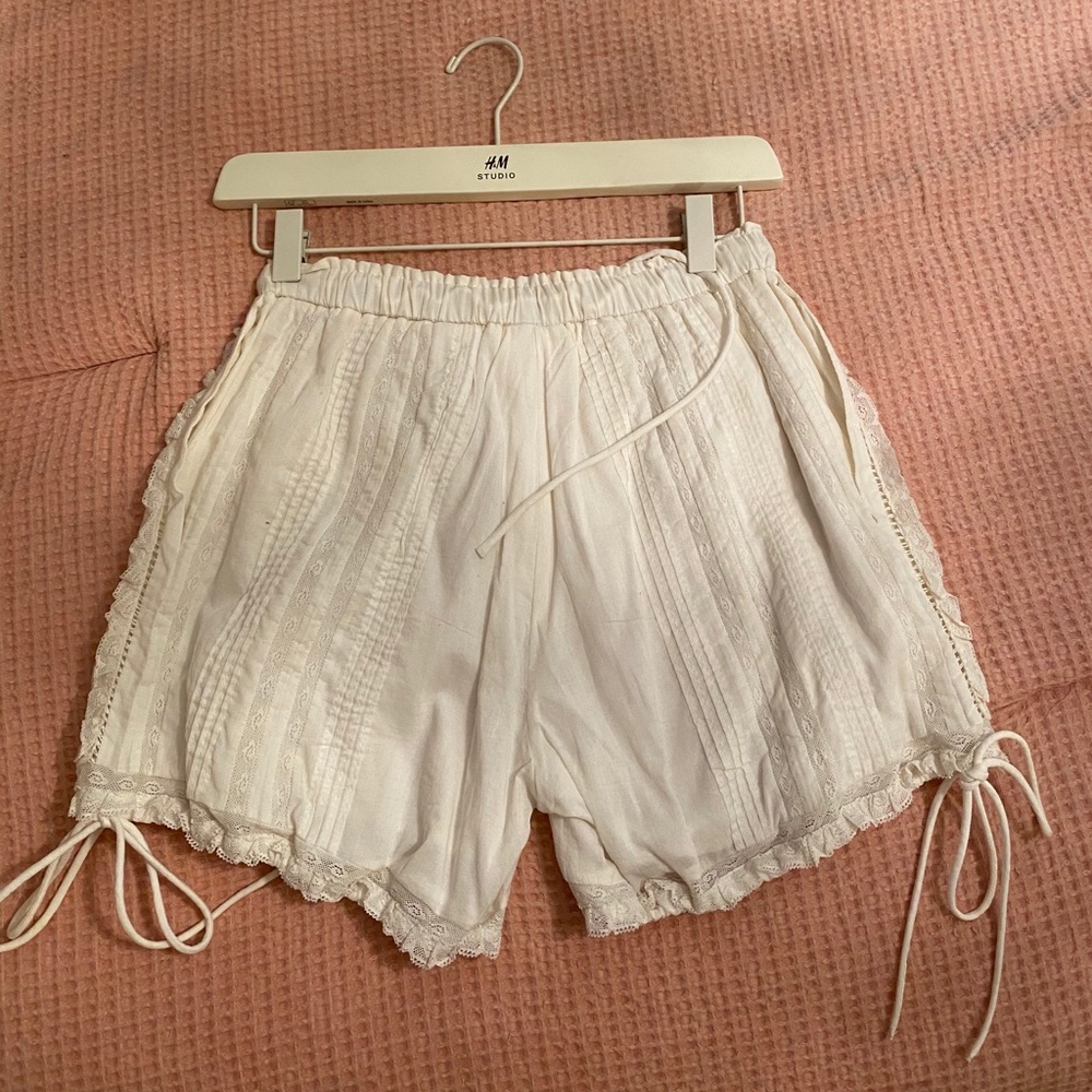 Cream lace detailing shorts